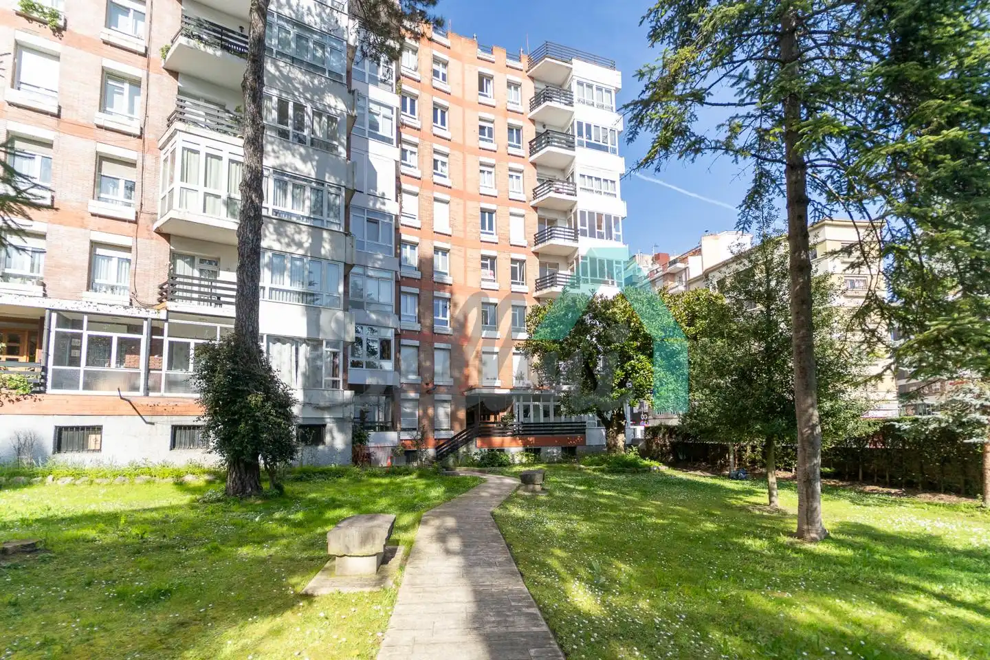 Vista exterior de Piso en venta en Oviedo  con Calefacción, Parquet y Terraza