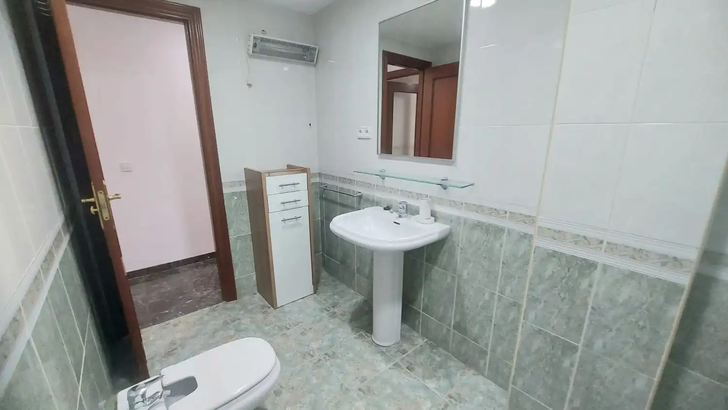Bathroom of Apartments for rent in Jaén  with Air Conditioner and Furnished