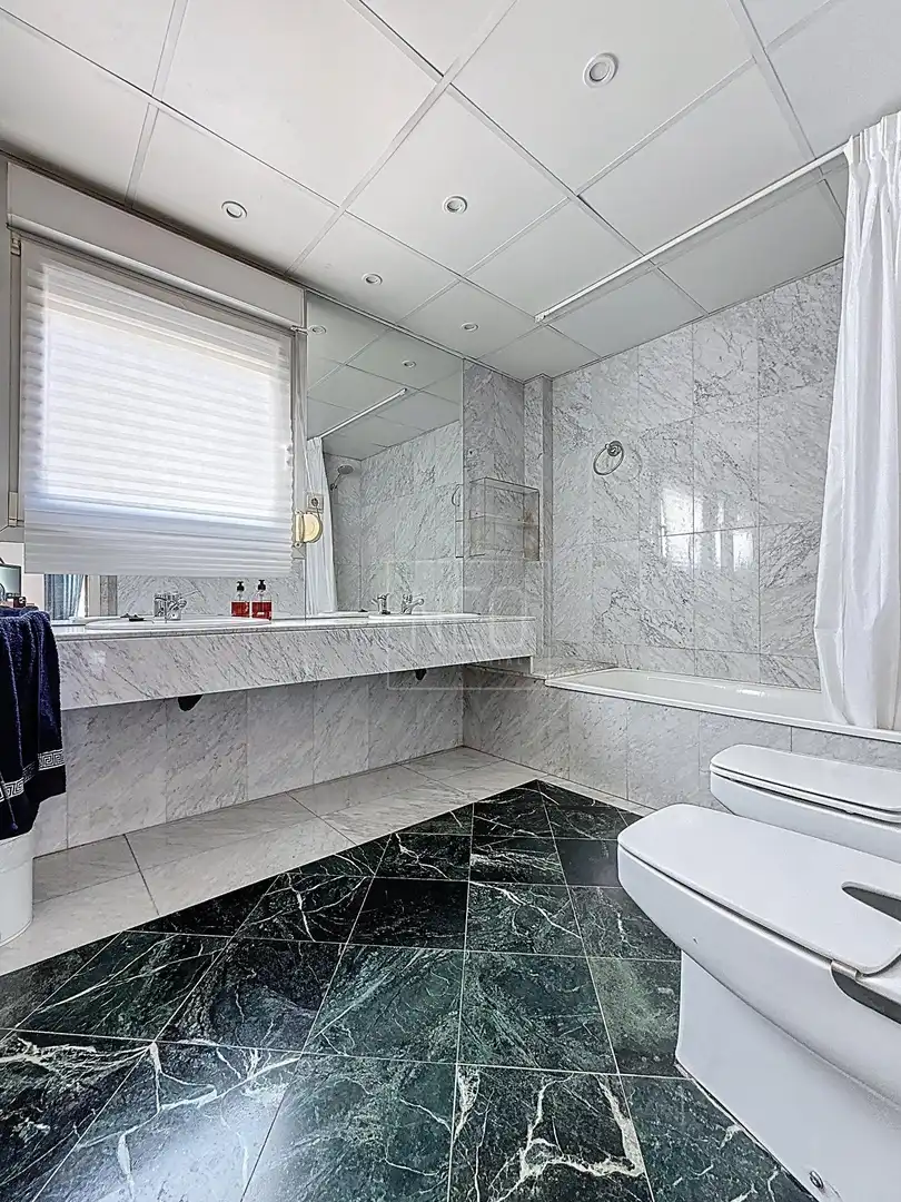 Badezimmer von Einfamilien-Reihenhaus zum Verkauf in Granada mit Klimaanlage, Privatgarten und Terrasse