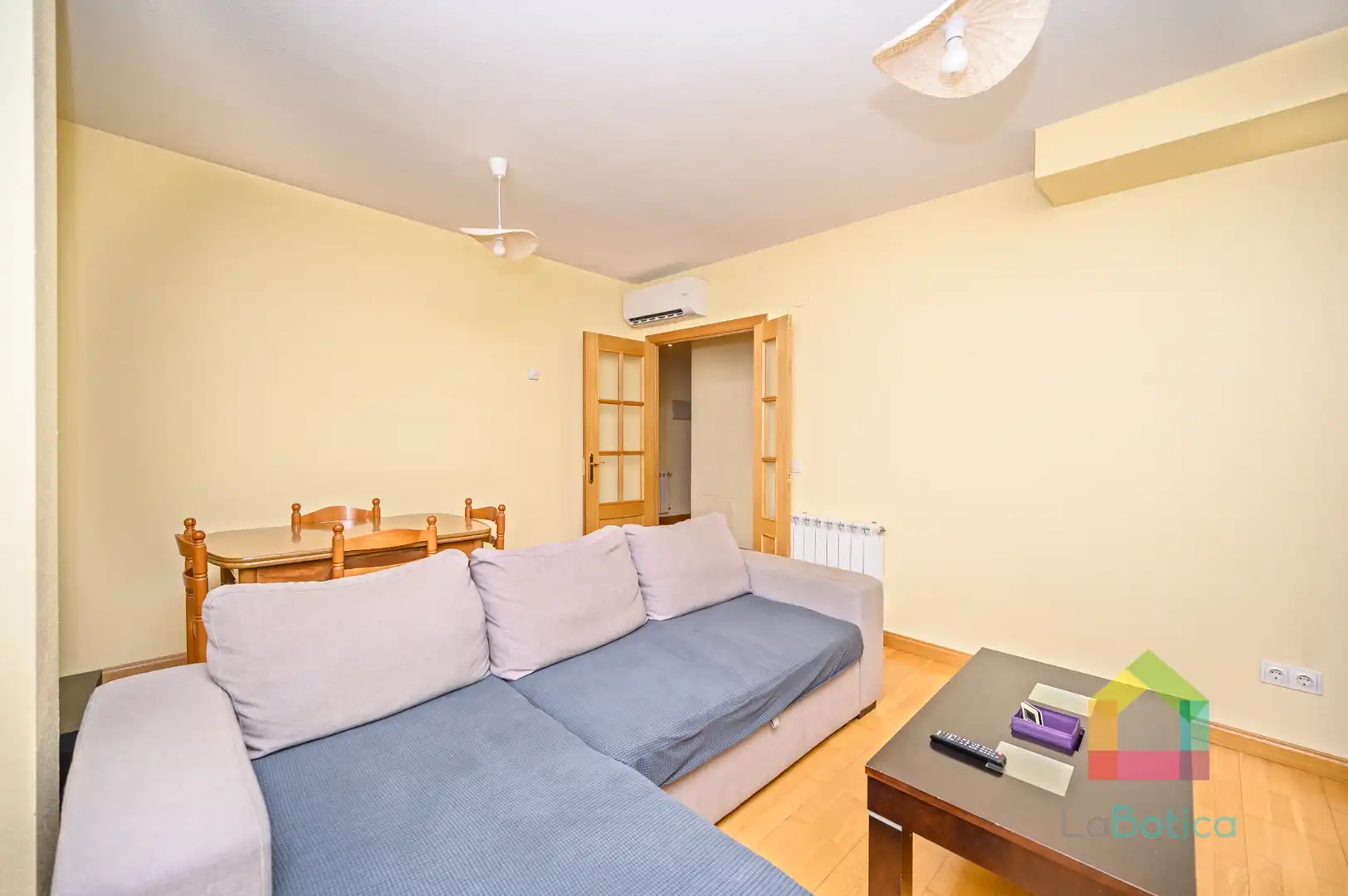 Sala d'estar de Apartament en venda en Toledo amb Aire condicionat, Moblat i Piscina comunitària