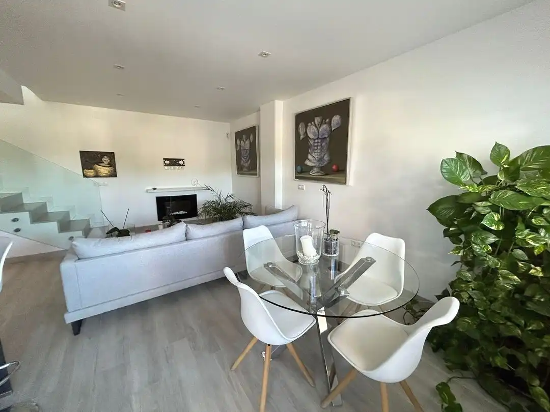 Sala de estar de Dúplex en venta en Marbella con Aire acondicionado, Calefacción y Jardín privado