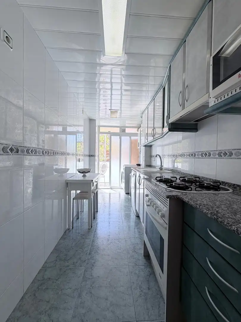 Cocina de Piso en venta en L'Hospitalet de Llobregat con Calefacción y Balcón