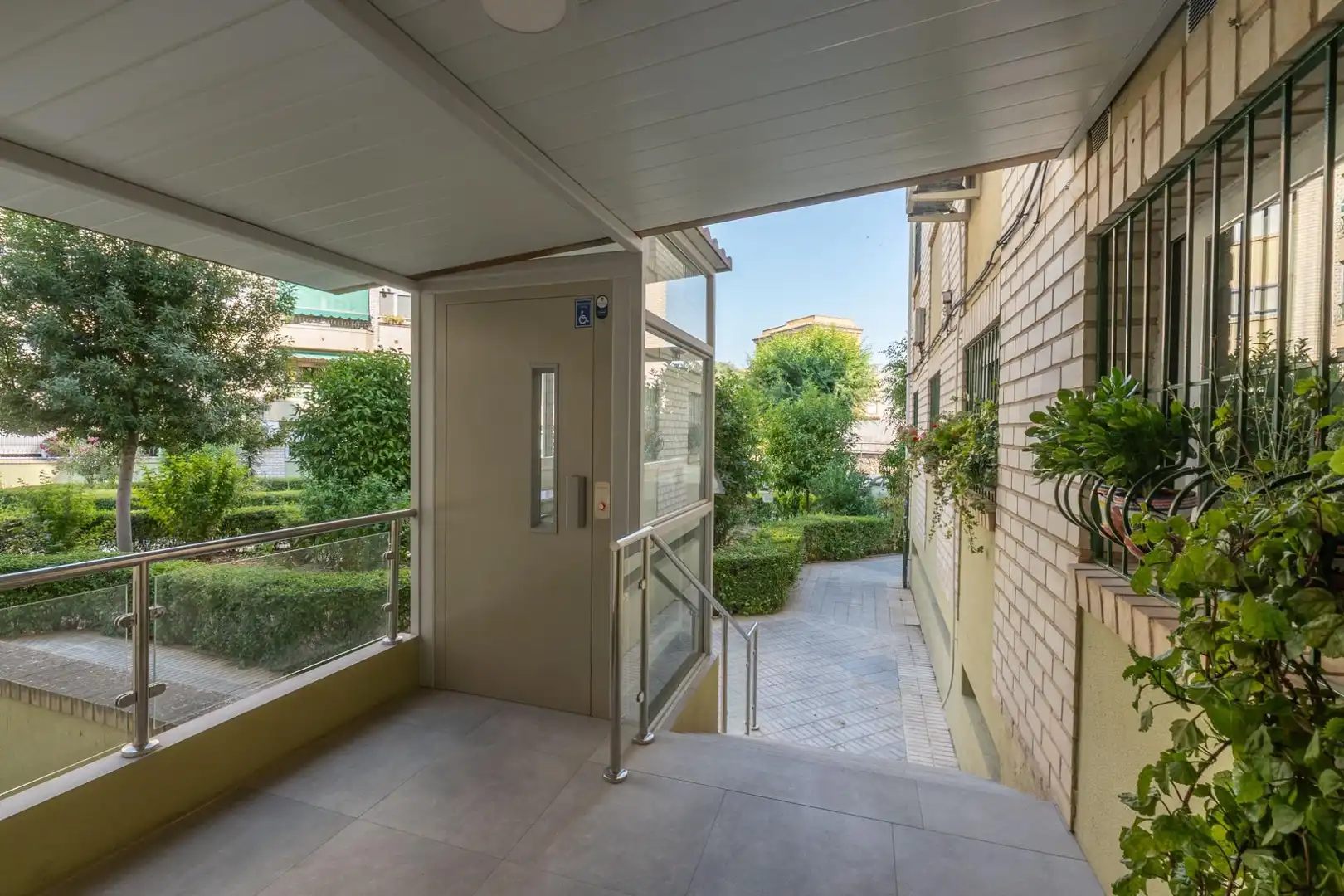 Flat for sale in Granada  with Air Conditioner, Terrace and Alarm