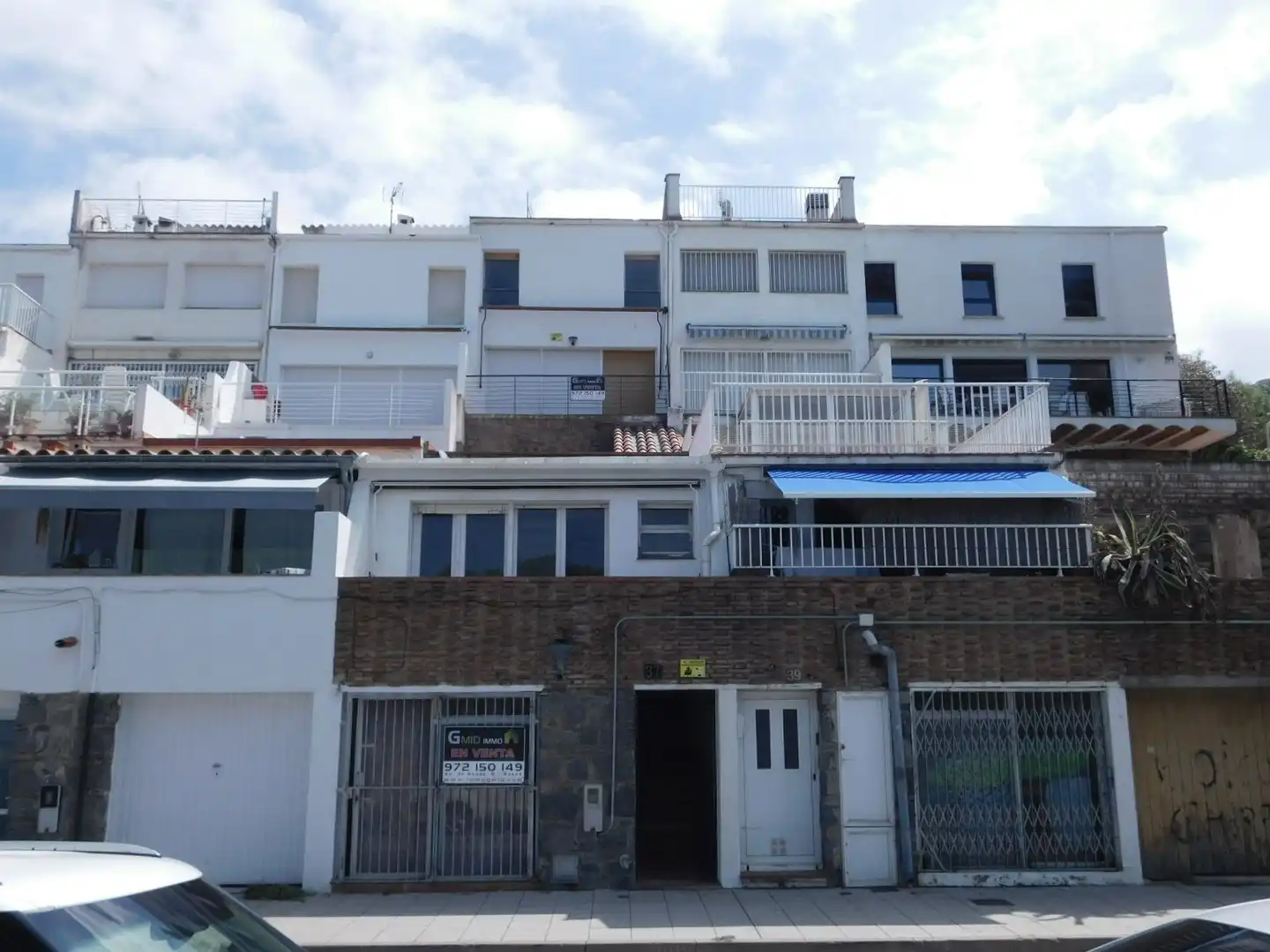 Vista exterior de Casa adosada en venda en Roses amb Jardí privat i Terrassa