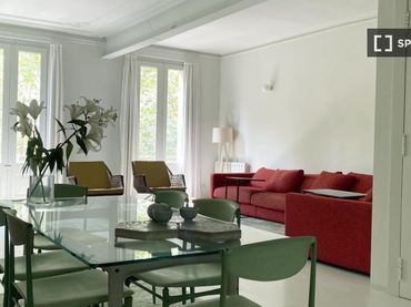 Appartamento con balcone in affitto a Eixample