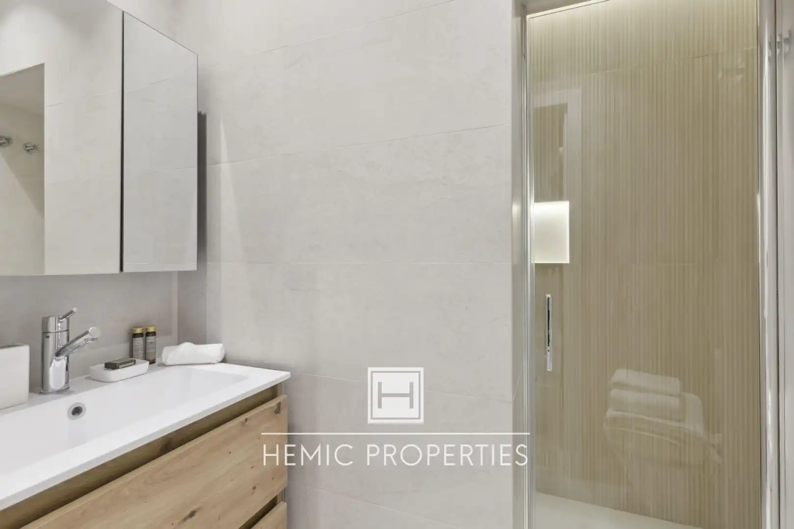 Badezimmer von Wohnung zum Verkauf in Madrid mit Klimaanlage, Möbliert und Balkon