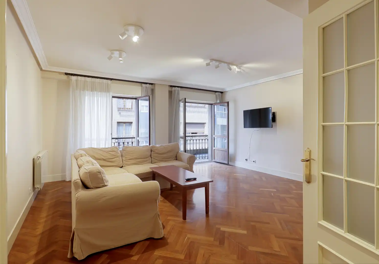 Sala d'estar de Pis en venda en Oviedo  amb Calefacció, Parquet i Traster