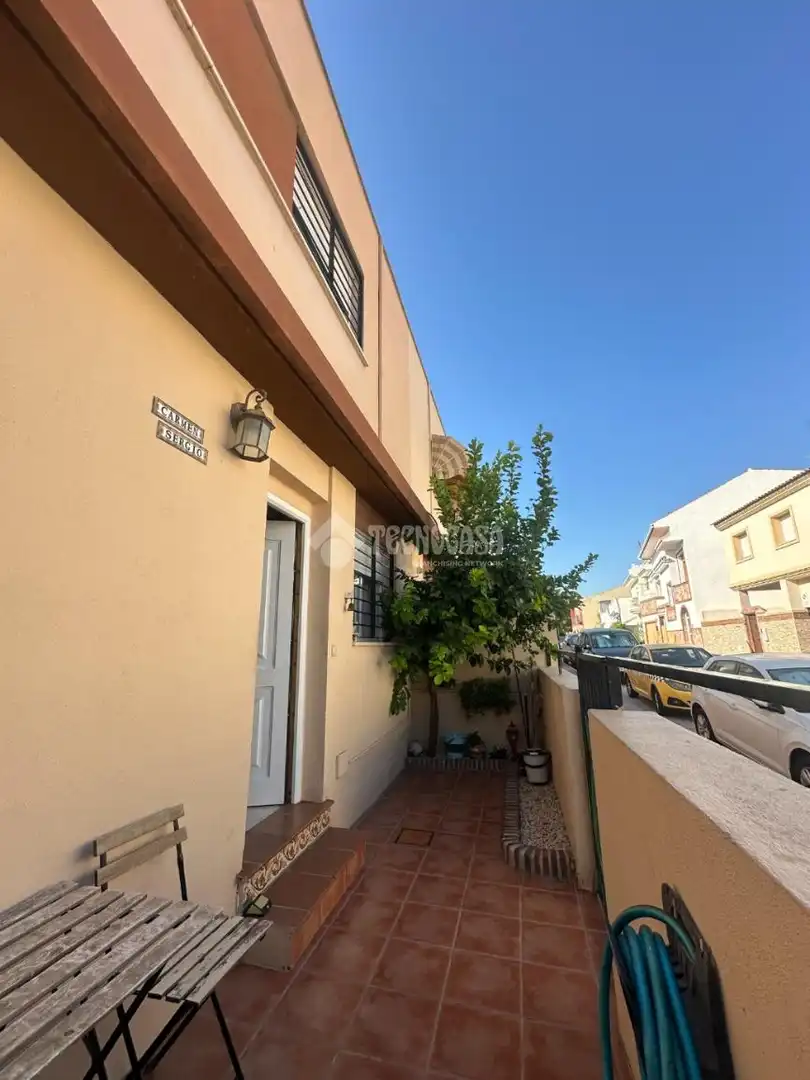 Vista exterior de Casa adosada en venda en Málaga amb Aire condicionat i Traster