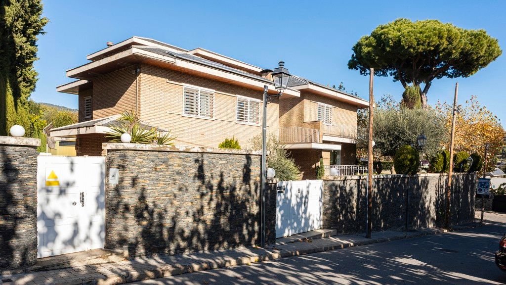 Vista exterior de Casa o chalet en venta en Tiana con Calefacción, Jardín privado y Parquet