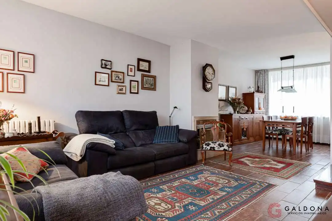 Sala d'estar de Casa adosada en venda en Donostia - San Sebastián  amb Aire condicionat, Calefacció i Jardí privat