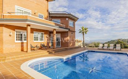 Vista exterior de Casa o xalet en venda en Corbera de Llobregat amb Calefacció, Jardí privat i Terrassa