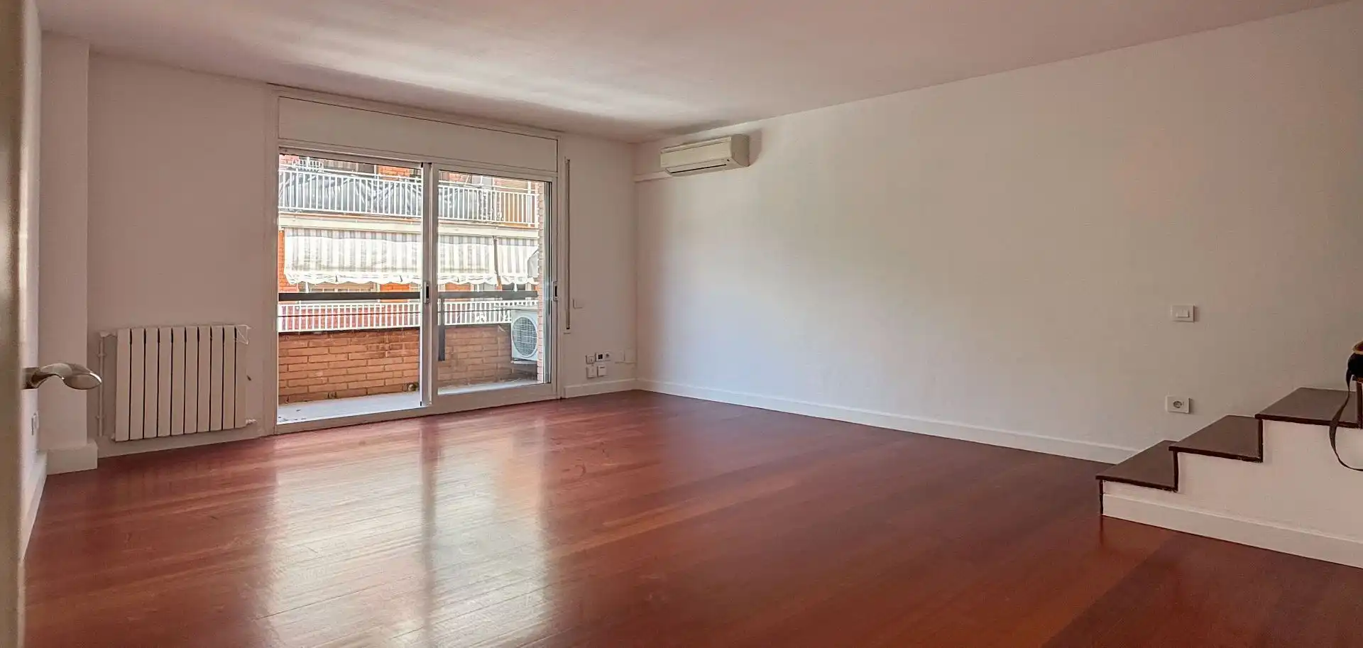 Wohnzimmer von Einfamilien-Reihenhaus zum Verkauf in Sant Boi de Llobregat mit Klimaanlage und Heizung