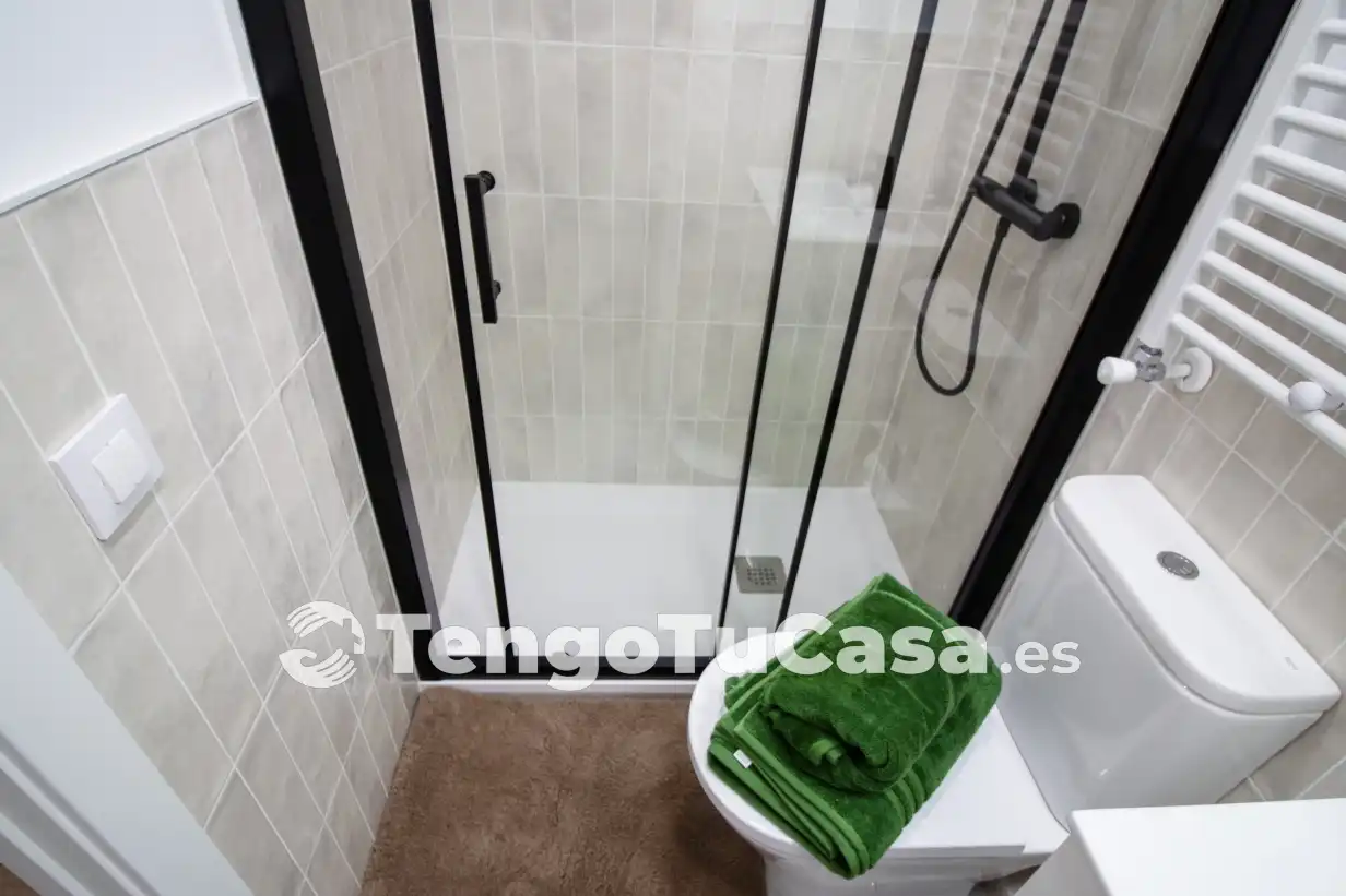 Bathroom of Flat for sale in Madrid  with Air Conditioner, Heating and Parquet flooring