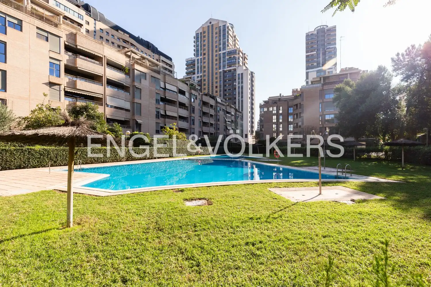 Piscina de Piso en venta en Valencia con Aire acondicionado, Calefacción y Jardín privado