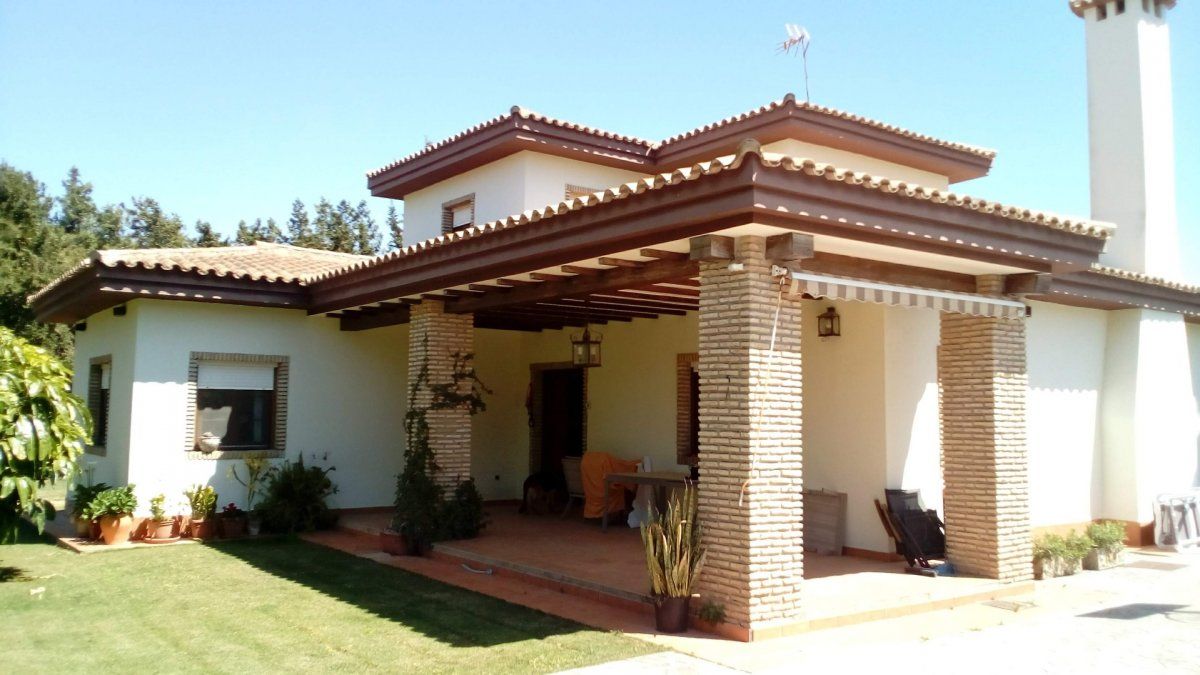 Vista exterior de Casa o xalet en venda en Chiclana de la Frontera amb Aire condicionat, Jardí privat i Terrassa