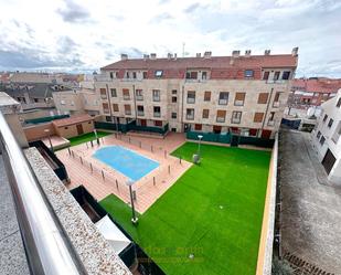 Vista exterior de Àtic de lloguer en Villares de la Reina amb Calefacció, Terrassa i Piscina