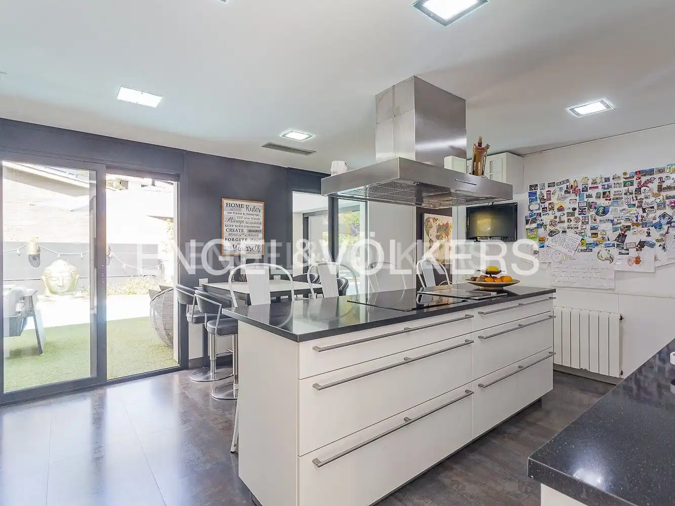 Cuina de Casa o xalet en venda en Sant Cugat del Vallès amb Calefacció, Jardí privat i Parquet