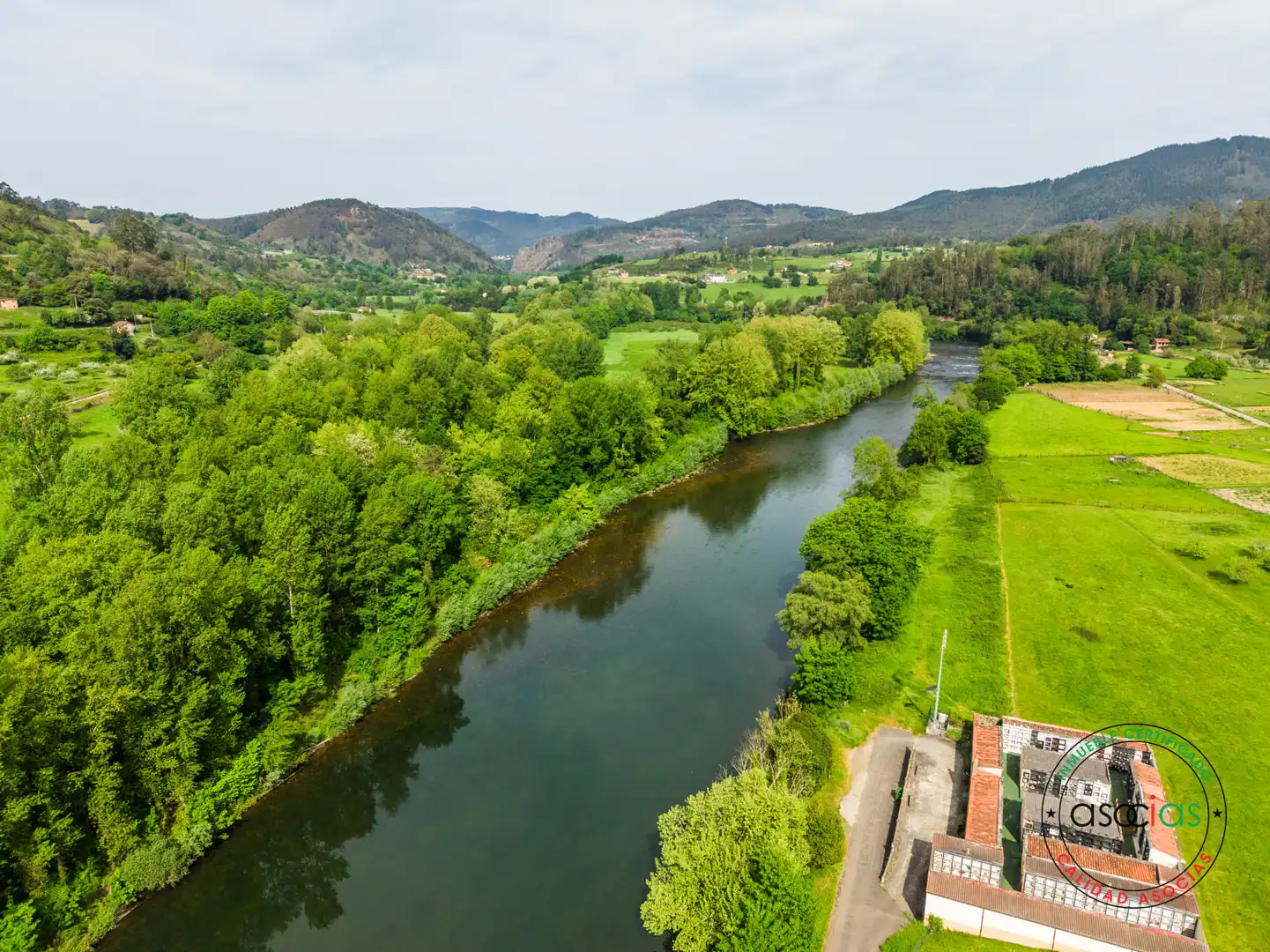 Casa o chalet en venta en Las Regueras   con Calefacción y Jardín privado