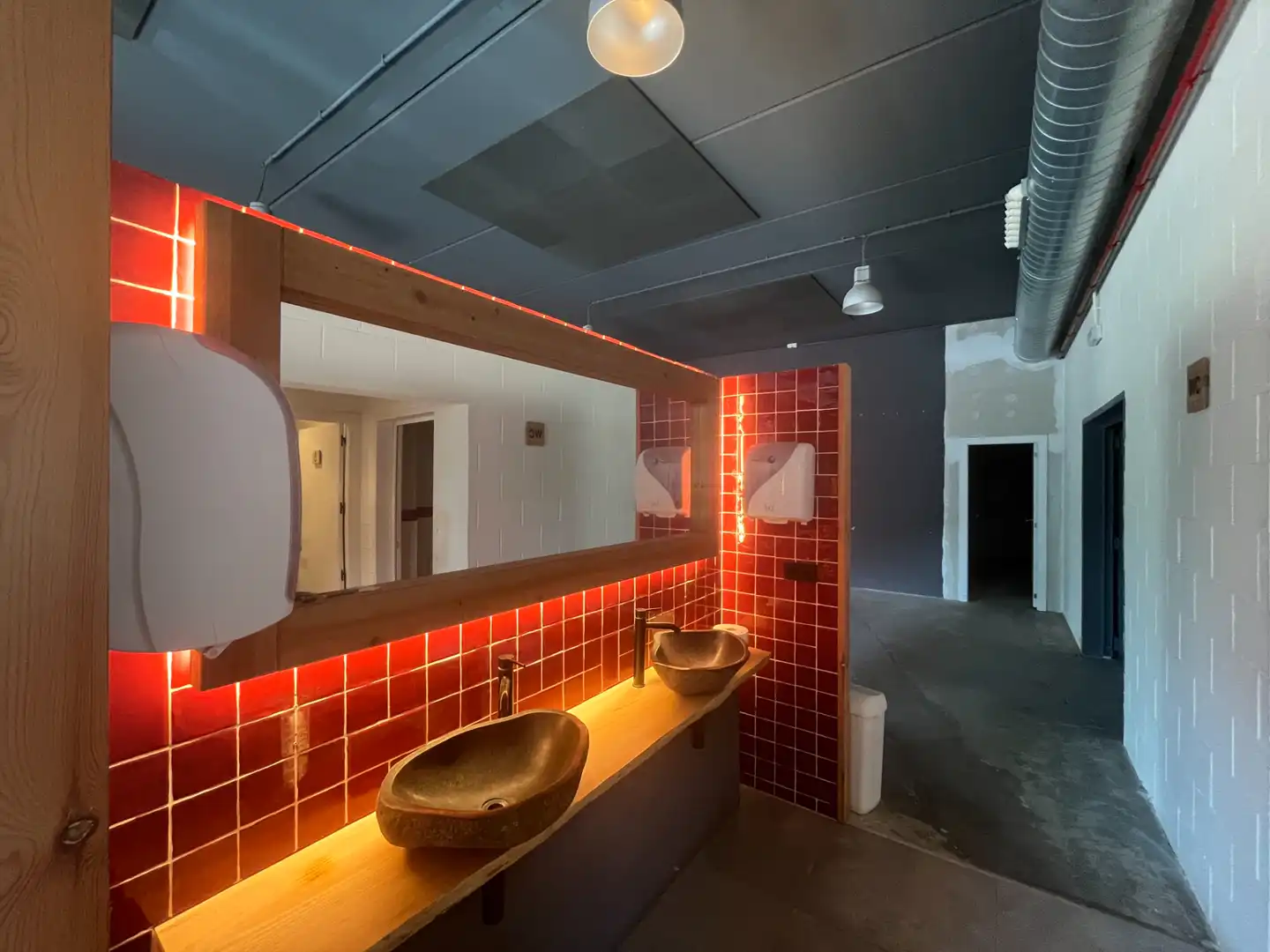 Badezimmer von Fabrikhallen zur Miete in La Cellera de Ter mit Heizung