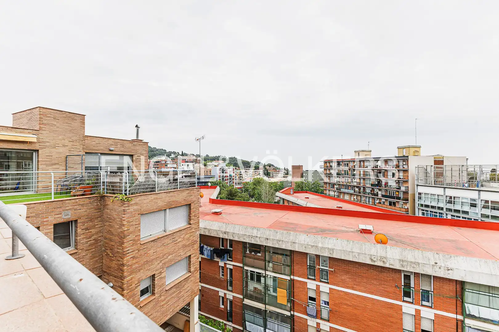 Terrasse von Einfamilien-Reihenhaus zum Verkauf in Barcelona mit Heizung