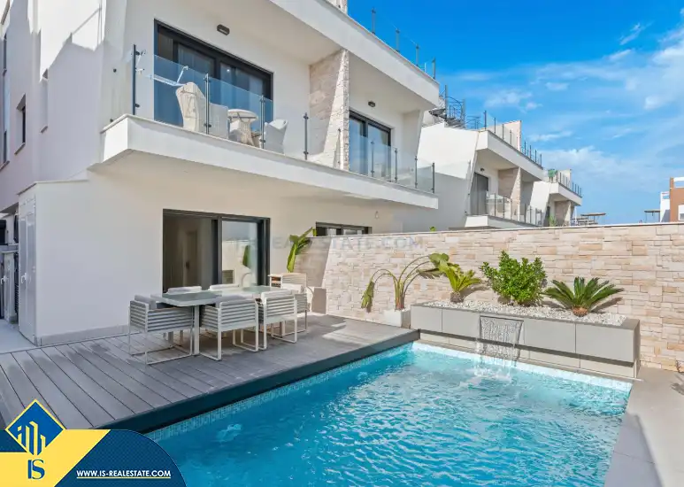 Chalet con piscina en venta en Los Secanos