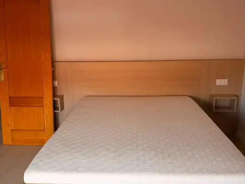 Dormitori de Dúplex de lloguer en El Pinós / Pinoso amb Jardí privat, Parquet i Moblat
