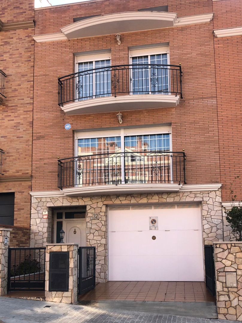 Vista exterior de Casa o xalet en venda en Mataró amb Aire condicionat, Calefacció i Jardí privat