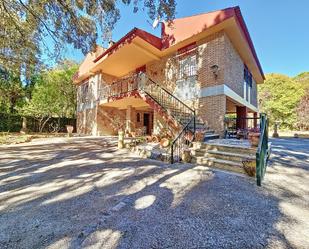 Vista exterior de Casa o xalet en venda en  Córdoba Capital amb Jardí privat, Terrassa i Traster