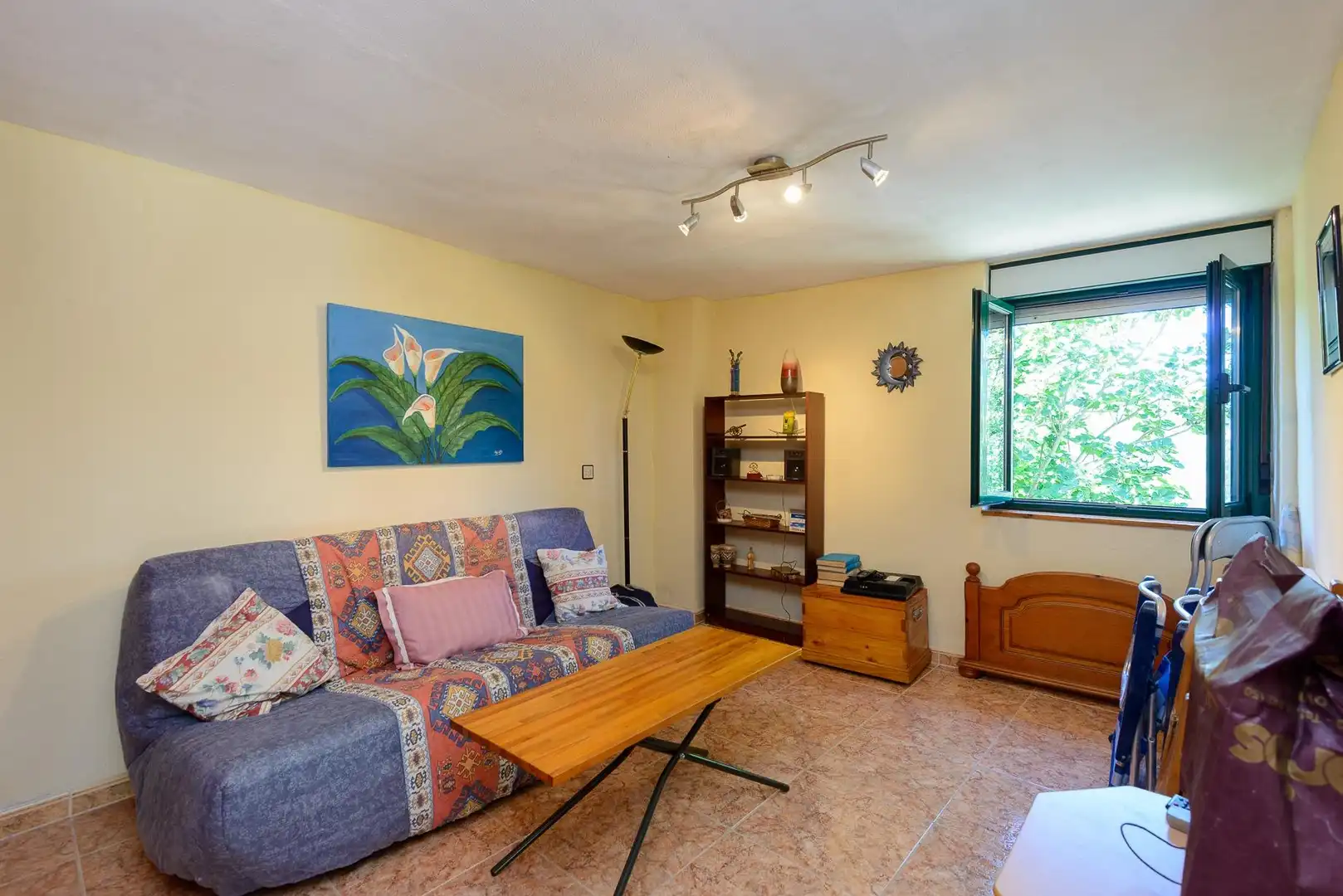 Sala d'estar de Casa adosada en venda en Mieres (Asturias) amb Jardí privat, Terrassa i Moblat