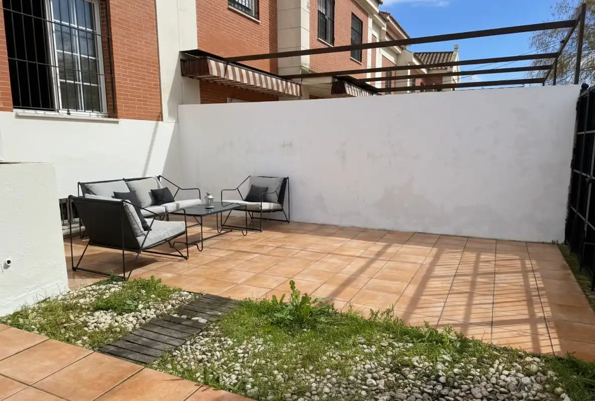 Terrasse von Einfamilien-Reihenhaus zum Verkauf in Dos Hermanas mit Klimaanlage, Möbliert und Ofen