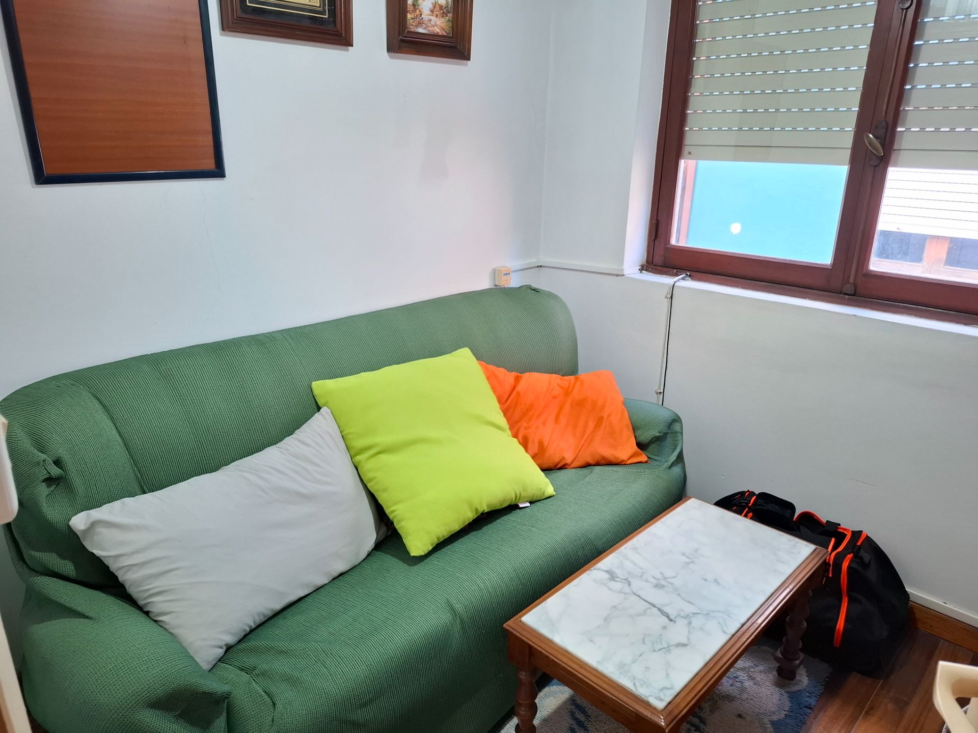 Sala de estar de Casa adosada en venta en Viveiro con Calefacción, Trastero y Amueblado