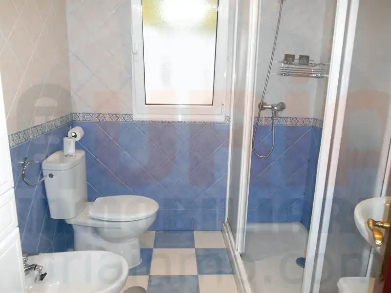 Baño de Piso en venta en Oviedo  con Calefacción, Trastero y Amueblado
