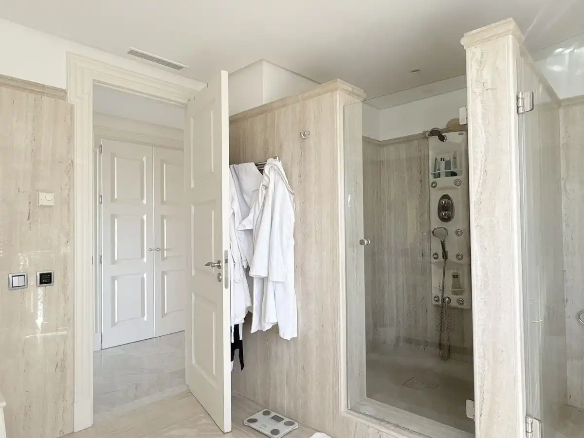 Bathroom of Flat for sale in Marbella  with Terrace, Storage room and Swimming Pool