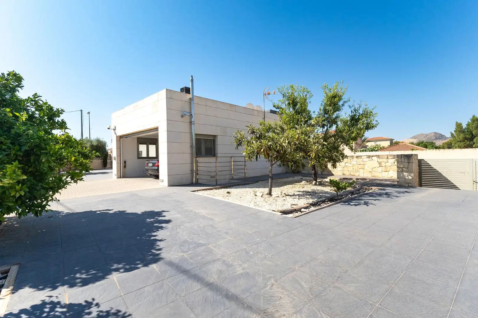 Vista exterior de Casa o xalet en venda en Alicante / Alacant amb Aire condicionat, Calefacció i Jardí privat