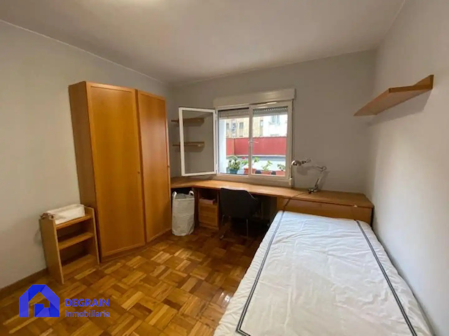 Schlafzimmer von Wohnung zur Miete in Oviedo  mit Heizung, Abstellraum und Möbliert