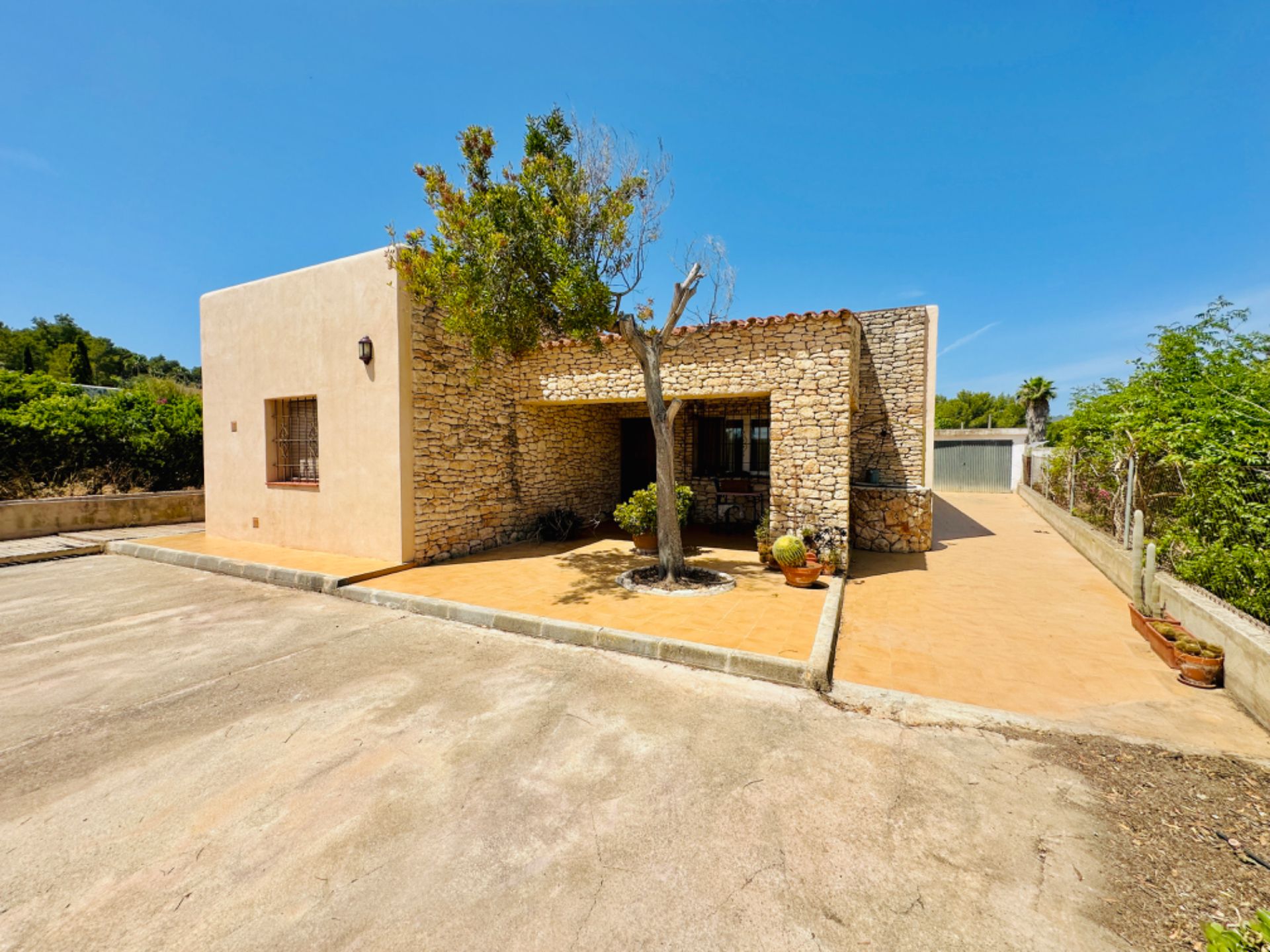 Vista exterior de Casa o xalet en venda en Sant Antoni de Portmany amb Aire condicionat, Jardí privat i Terrassa