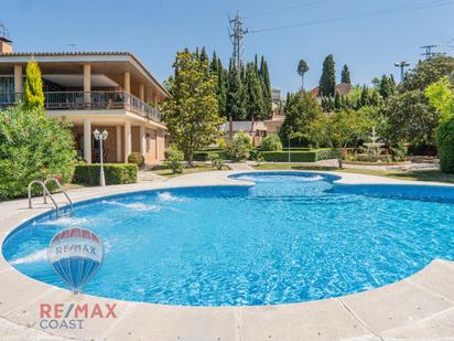 Piscina de Pis en venda en Jun amb Terrassa