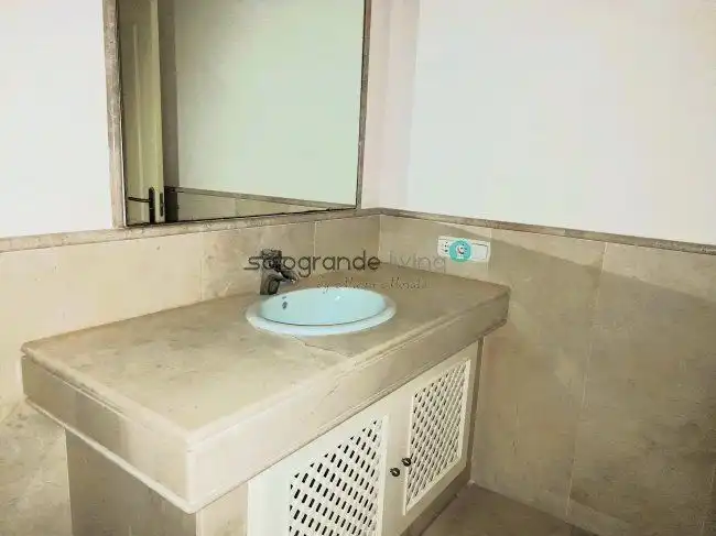 Bany de Apartament de lloguer en Sotogrande amb Aire condicionat, Calefacció i Terrassa
