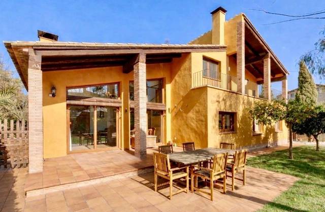 Casa-chalet en Venta en Navata