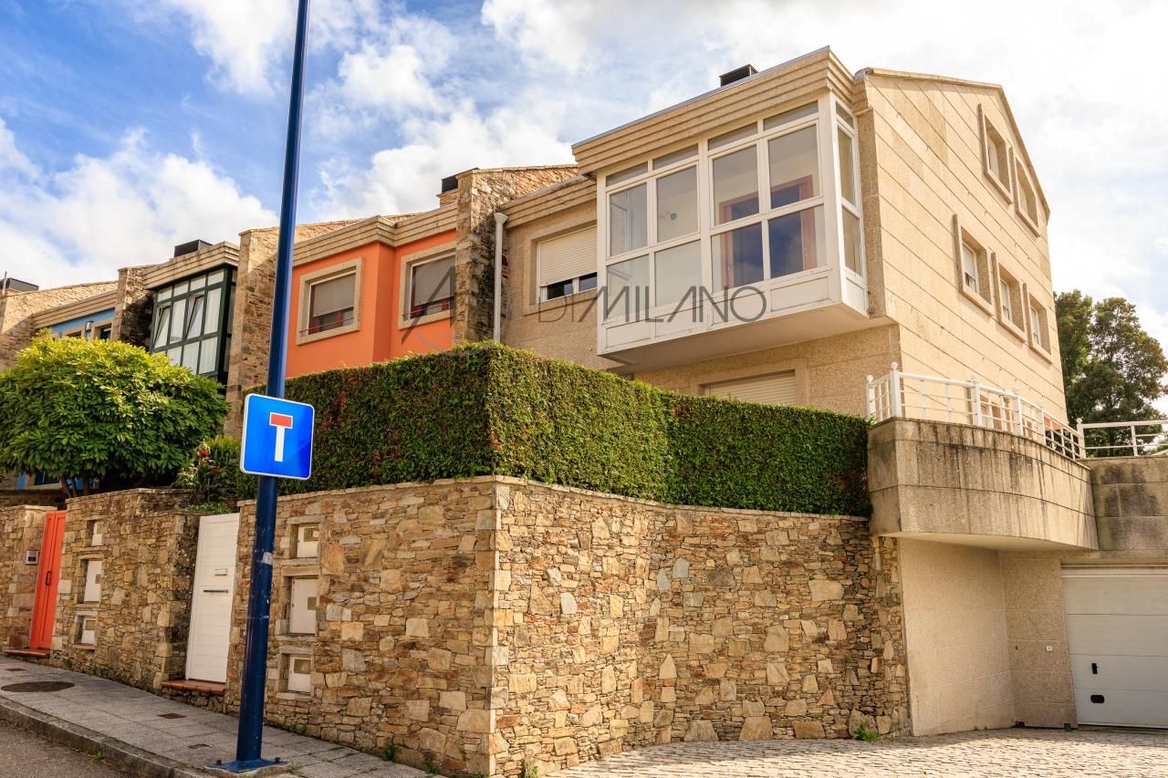 Vista exterior de Casa adosada en venda en Vigo  amb Calefacció, Jardí privat i Terrassa