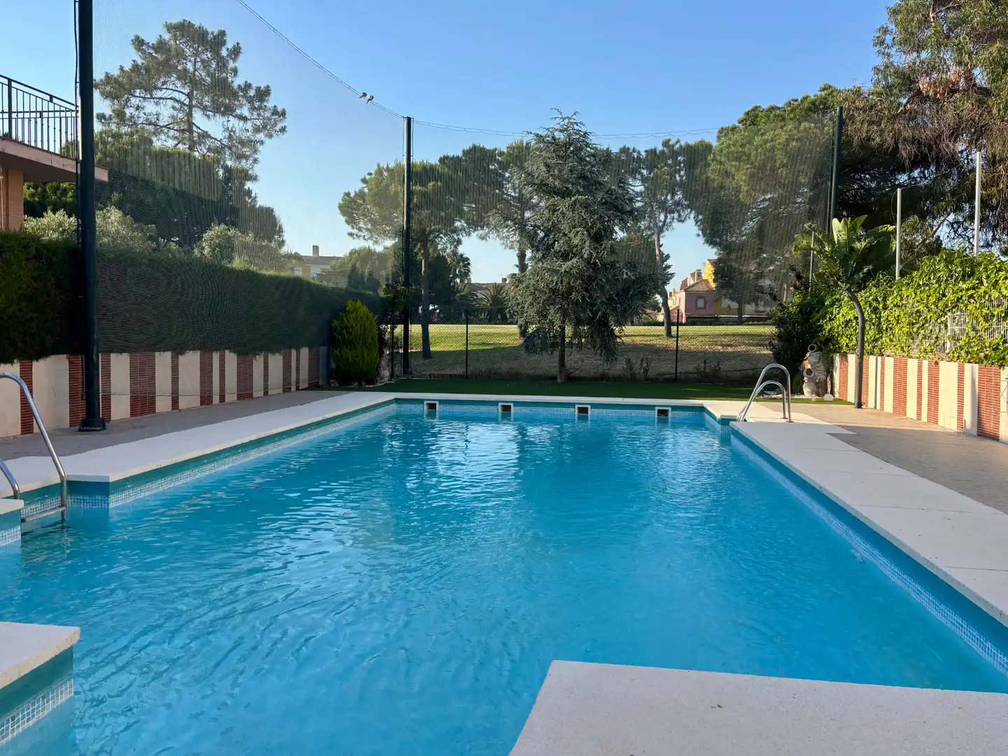 Schwimmbecken von Haus oder Chalet zur Miete in Islantilla mit Klimaanlage, Heizung und Privatgarten