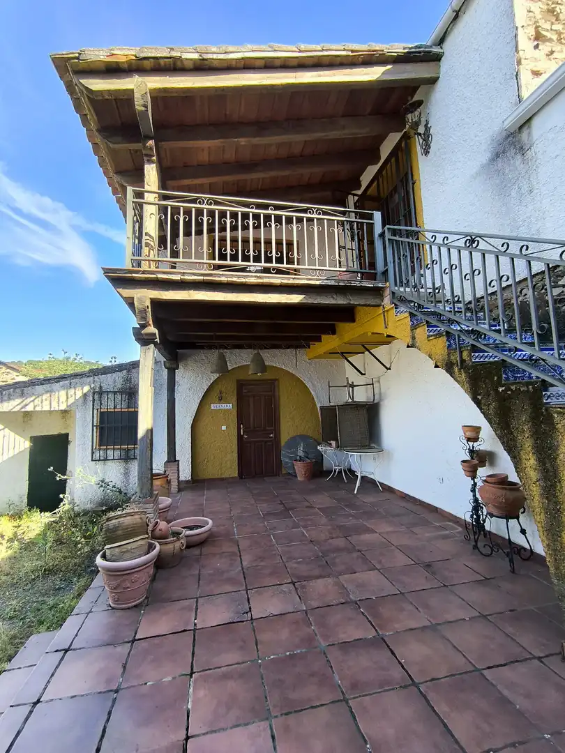 Vista exterior de Casa o xalet en venda en Baños de la Encina amb Aire condicionat, Jardí privat i Terrassa