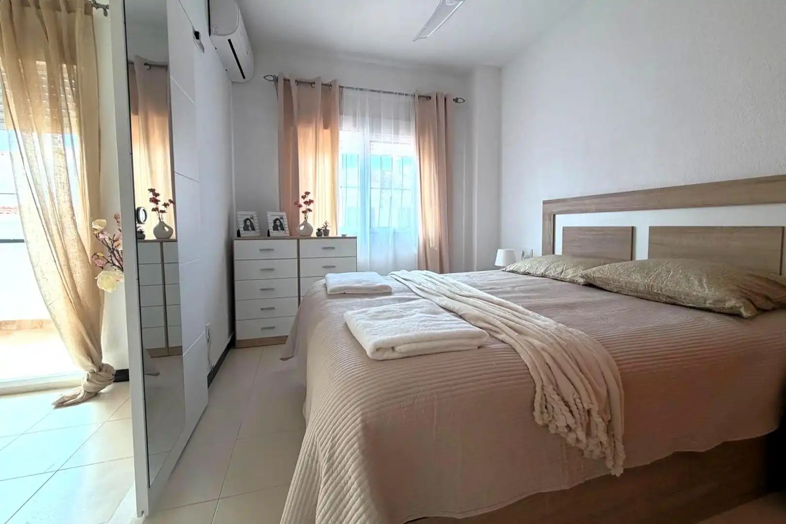 Schlafzimmer von Einfamilien-Reihenhaus zum Verkauf in Torrevieja mit Klimaanlage, Heizung und Terrasse