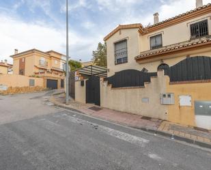 Vista exterior de Casa adosada en venda en Jun amb Calefacció, Jardí privat i Terrassa