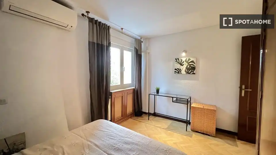 Bedroom of Flat for rent in Madrid  with Air Conditioner, Heating and Furnished