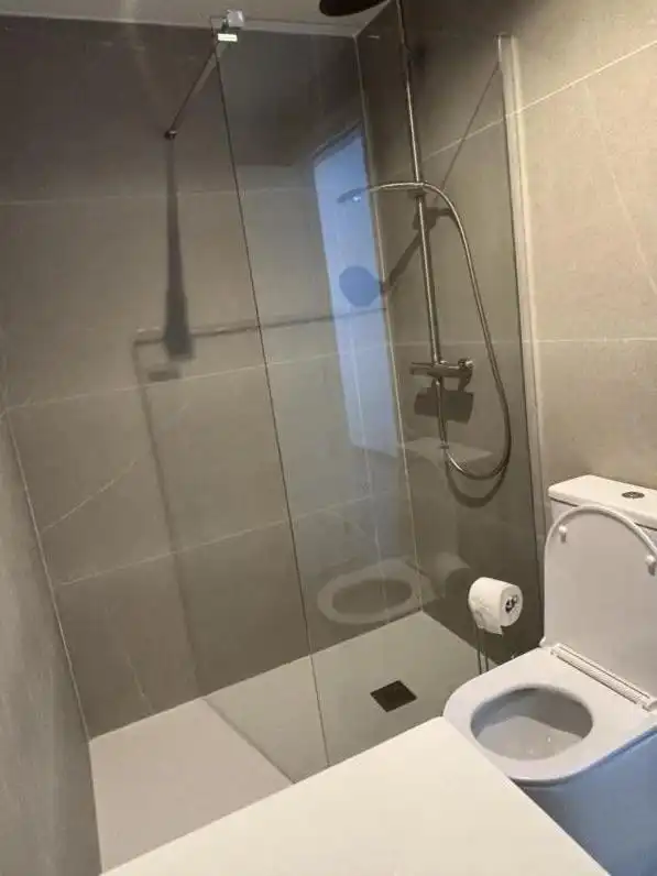 Badezimmer von Dachboden zur Miete in Ortigueira mit Privatgarten, Abstellraum und Möbliert