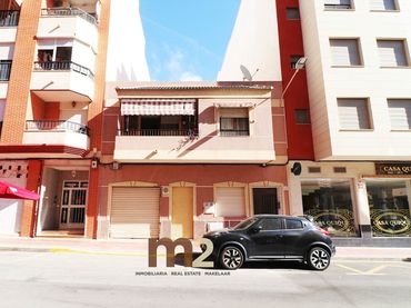 Casa con balcón en venta en Carrer les Vinyes