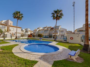 Casa aparellada amb balcó en venda a Calle Cuerda 5