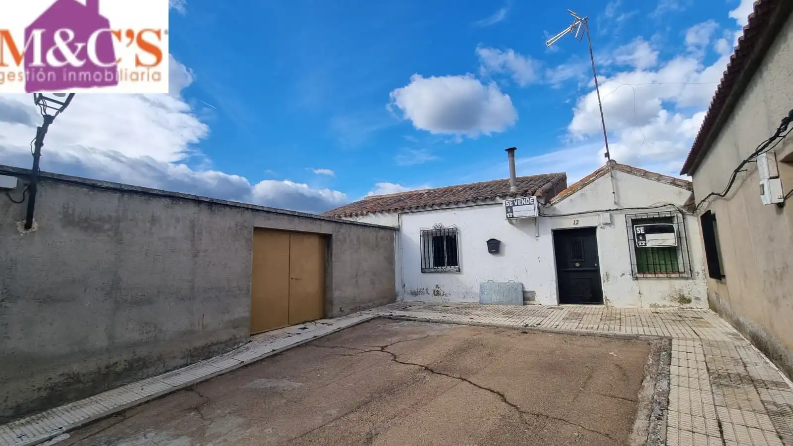 Vista exterior de Casa o xalet en venda en Villanueva de San Carlos amb Jardí privat i Moblat