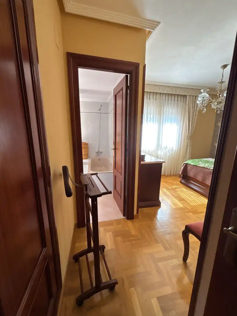 Habitación de Piso de alquiler en Oviedo  con Calefacción, Parquet y Amueblado